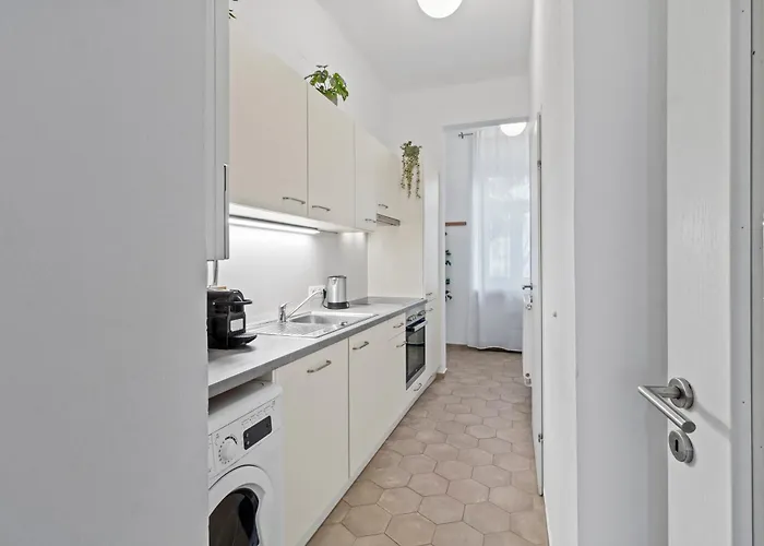 Monthly - 2br- 2-min Walk To Metro Meidling