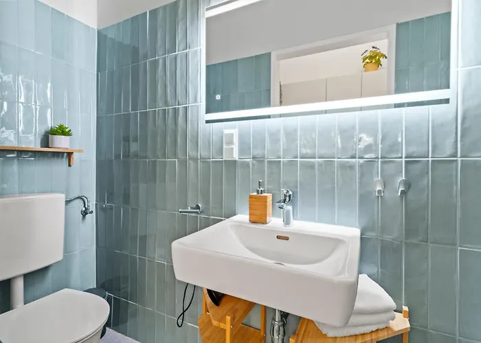 Monthly - 2br- 2-min Walk To Metro Meidling Apartamento